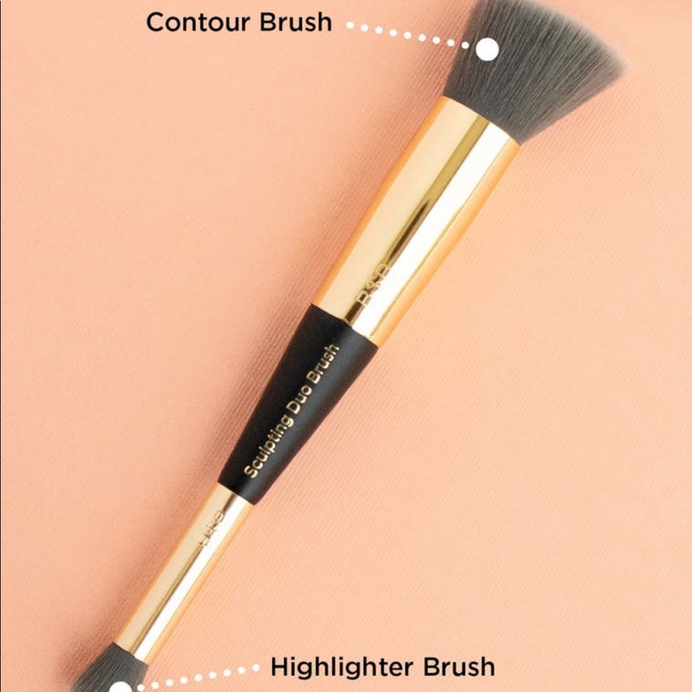 BILLION DOLLAR BROWS Sculpting Duo Brush $35
Charcoal-infused synthetic bristles